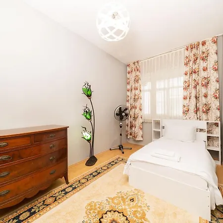 Colorful Flat With A Pleasant Balcony Close To Public Transportation In Muratpasa Apartman